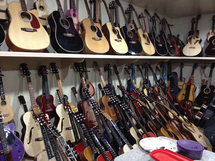 ギター生産で世界的に有名なマクタン島で、実際にギターを買ってみよう