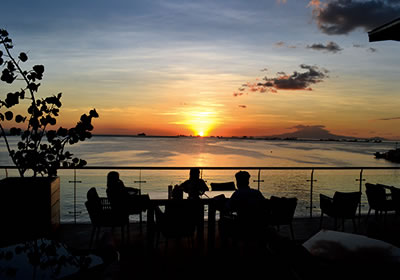 世界三大夕日の一つマニラ湾の夕日画像