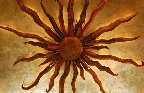 ロビー天井の太陽モニュメント画像
